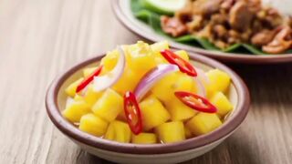 Acar Nanas. Pineapple Pickle. パイナップルのピクルス. 菠蘿醃菜. 菠萝泡菜. 鳳梨泡菜. Маринованные ананасы.