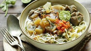 Mie Kocok. Whipped Noodles. 鞭打麵. 攪打麵條. ホイップ・ヌードル. Взбитая лапша. Збита локшина.