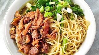 Mie Ayam. Chicken noodle. 雞麵. 鸡肉面. 雞肉麵. チキンヌードル. Курячий суп із локшиною.