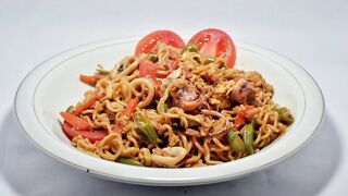 Mie Goreng Tuna Pedas. Spicy Tuna Fried Noodles. 辣吞拿魚炒麵. 香辣金枪鱼炒面. 香辣鮪魚炒麵.