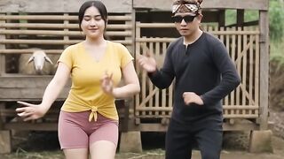 Jaipongan dance in front of the goat pen