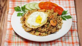 Nasi Goreng. Fried rice. 炒飯. 炒饭. 볶음밥. Жареный рис. Смажений рис. Gebratener Reis. Arroz frito. Riso saltato