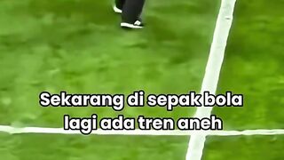 Makin ke sini bentuk trofi bola makin di luar nurul!
