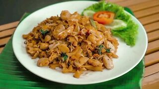 Kwetiau Goreng. Fried Flat Rice Noodles. 炸扁麵. 炒河粉. 平打ち米麺の炒め物. Смажена пласка рисова локшина.