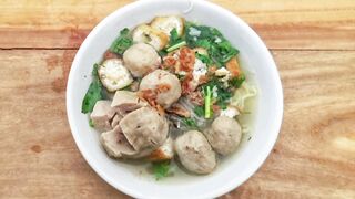 Bakso. Meatball. 肉丸. ミートボール. Фрикаделька. Fleischbällchen. Albóndiga. Polpetta. Boulette de viande. Gehaktbal