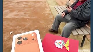 Saat si bapak disuruh pilih iphone atau tiket pertandingan