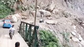 Heavy Rain Triggers Landslide Near Kalimpong India-Bhutan Border | kalimpong #Kalimpong #Landslide #HeavyRain #Monsoon #TravelIndia