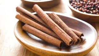 Kayu Manis. Cinnamon. 肉桂. シナモン. 계피. Кориця. Корица Zimt. Canela. Cannella. Cannelle. Kaneel