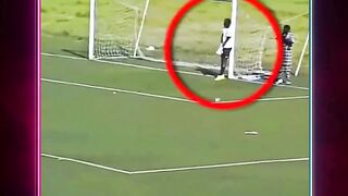 Kiper Ini Menyerah Setelah Rekannya Sendiri Menyalahkannya 🥲 2