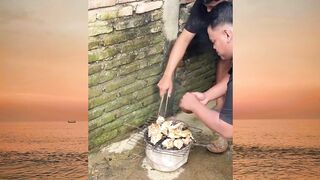 Ayam yang masih hidup juga ikut di bakar