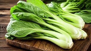 Sawi Hijau. Mustard greens. 芥末綠色. 芥菜. カラシナ. Листовая горчица. Листя гірчиці. Senfblätter.