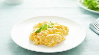 Telur Orak-arik. Scrambled Eggs. 炒蛋. スクランブルエッグ. Омлет. Яичница-болтунья. Яєчня-бовтанка