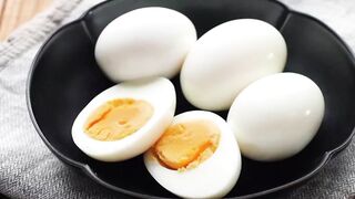 Telur Rebus. Boiled eggs. 煲蛋. 煮鸡蛋. 煮雞蛋. ゆで卵. Вареные яйца. Варені яйця. Gekochte Eier. Huevos cocidos