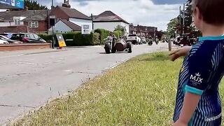 A LITTLE WAVE, A BIG BIKER MOMENT 🏍️❤️