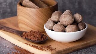 Pala. Nutmeg. 豆蔻. 肉豆蔻. 肉荳蔻. ナツメグ. Мускатний горіх. Мускатный орех. Muskatnuss. Nuez moscada