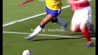 Gol spektakuler Adriano Imperador terjadi pada pertandingan semifinal Piala Konfederasi 2005