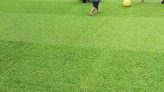 sedang main bola di rumout suntetis