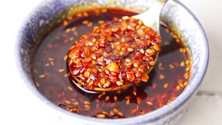 Minyak Cabai. Chili Oil. 辣椒油. ラー油. Олія з чилі. Масло чили. Chiliöl. Aceite de chile