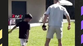 Sebuah 'Hadiah dari Tuhan' untuk Dua Legenda Sepak Bola ❤️