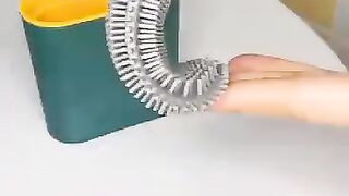 Toilet cleaning brush