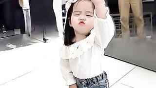 Don't hesitate to give a like for this little dancer's cuteness!