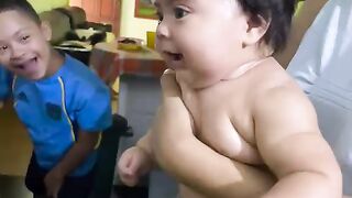 Noah riendo