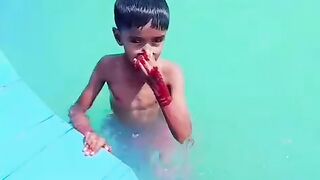 আমার ছেলে ঘুরতে যেয়ে গোসল করার কিছু দৃশ্য