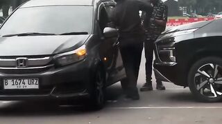 Waspada Modus Baru! Dua Pria Kepergok Gesek Nomor Rangka Mobil Secara Ilegal di Parkiran GBK!