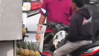 Arogan! Spion Kesenggol, Pemilik Alphard Ngamuk dan Hancurkan Motor Ojol Pakai Batu Bata di Bintaro!