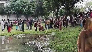 হানি  টেক  মহিলাকে জনগন গণধোলাই