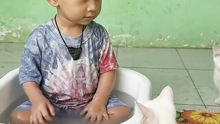 Little One Bathes with a White Cat 🐱😂 | Best Friends!