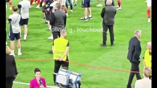 Momen skuad Arsenal tetap berada di lapangan untuk menonton perayaan angkat piala Paris Saint-Germain (PSG