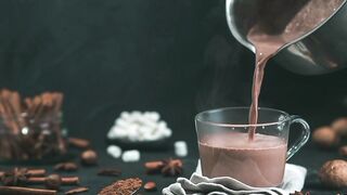 Coklat Panas. Hot chocolate. 科克拉特帕納斯. 热巧克力. 熱巧克力. ホットチョコレート. Горячий шоколад.
