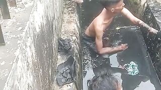 Suspected Pickpockets Cornered by Locals, Take Cover in Drainage Canal