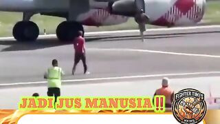 NGeri..!!!!!!  Detilk detik seseorang masuk ke turbin pesawat auto menghilang