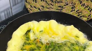 Frying eggs with cives & bitter mustured