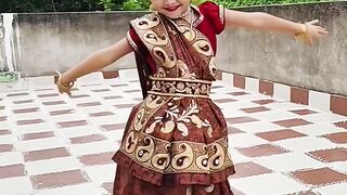 Very small girl dance