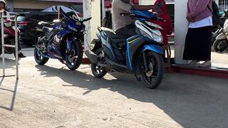 Aku lagi antri beli bensi motor ku