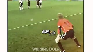 Ketika tendangan CR7 membuat para kiper legend pasrah!