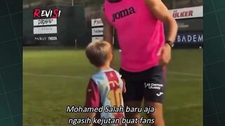 Mohamed Salah Baru Saja Diberi Kejutan Oleh Isaac Kecil Di Klub Barunya 🥺
