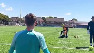 Penyelamatan Kiper Yang Justru Menjadi Ikonik