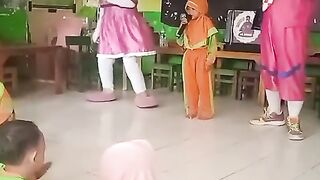 Atraksi badut Tk