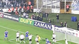 Salah satu momen paling kacau di depan gawang dalam sejarah sepak bola Eropa