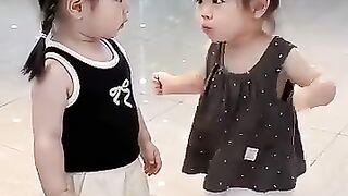 咱们两小只也来斗个舞 #萌娃跳舞 #爱跳舞的小姑娘又