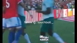 Rafael Leão menerima kartu merah langsung akibat memukul wajah bek Chile, Iván Román