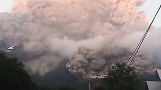 Gunung meletus lagi