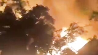 Tragedi di Tanah Sasak: Kebakaran Hebat Hanguskan Ratusan Rumah di Desa Wisata Adat Sade Lombok Tengah!