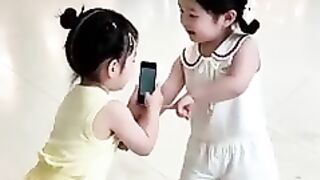 趁媽媽買衣服給爺爺奶奶跳個舞，寶貝跳的好看嗎？