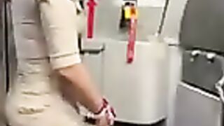 Pramugari cantik buka pintu pesawat.mp4