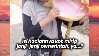 penuh dengan kepalsuan dan tipu muslihat